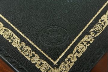 中古　美品　海外輸入品　マホガニー材　レザートップ(革)　Camerin(カメリン)　 VICTORIA COLLECTION(ヴィクトリアコレクション)　エレガントな英国様式プレジデントデスク(ニーホールデスク、両袖デスク、ワークデスク、在宅用、在宅ワーク)(R-061564)