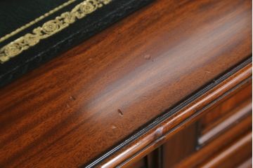 中古　美品　海外輸入品　マホガニー材　レザートップ(革)　Camerin(カメリン)　 VICTORIA COLLECTION(ヴィクトリアコレクション)　エレガントな英国様式プレジデントデスク(ニーホールデスク、両袖デスク、ワークデスク、在宅用、在宅ワーク)(R-061564)