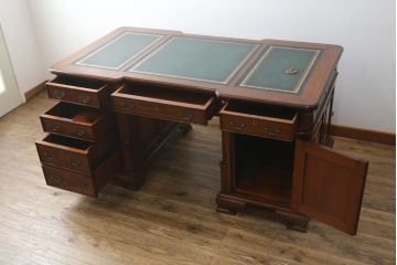 中古　美品　海外輸入品　マホガニー材　レザートップ(革)　Camerin(カメリン)　 VICTORIA COLLECTION(ヴィクトリアコレクション)　エレガントな英国様式プレジデントデスク(ニーホールデスク、両袖デスク、ワークデスク、在宅用、在宅ワーク)(R-061564)