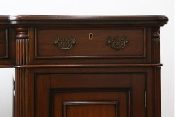 中古　美品　海外輸入品　マホガニー材　レザートップ(革)　Camerin(カメリン)　 VICTORIA COLLECTION(ヴィクトリアコレクション)　エレガントな英国様式プレジデントデスク(ニーホールデスク、両袖デスク、ワークデスク、在宅用、在宅ワーク)(R-061564)