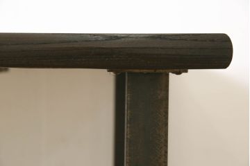 和製アンティーク　欅(ケヤキ)材　クールな雰囲気が目を引く天板一枚板の鉄脚テーブル(ダイニングテーブル、4人掛け、作業台)(R-061566)