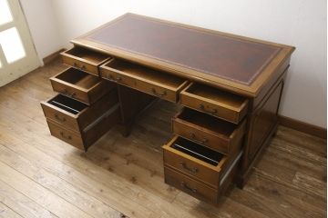 中古 バロッサバレンティ(VARO,S.A. VALENTI)　アンティーク風な取っ手と凝った造りの脚がアクセントのデスク(在宅用、ワークデスク、在宅ワーク用、両袖机、オフィスデスク)(定価約90万円)(R-061569)