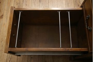 中古 バロッサバレンティ(VARO,S.A. VALENTI)　アンティーク風な取っ手と凝った造りの脚がアクセントのデスク(在宅用、ワークデスク、在宅ワーク用、両袖机、オフィスデスク)(定価約90万円)(R-061569)
