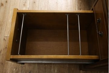 中古 バロッサバレンティ(VARO,S.A. VALENTI)　アンティーク風な取っ手と凝った造りの脚がアクセントのデスク(在宅用、ワークデスク、在宅ワーク用、両袖机、オフィスデスク)(定価約90万円)(R-061569)