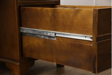 中古 バロッサバレンティ(VARO,S.A. VALENTI)　アンティーク風な取っ手と凝った造りの脚がアクセントのデスク(在宅用、ワークデスク、在宅ワーク用、両袖机、オフィスデスク)(定価約90万円)(R-061569)