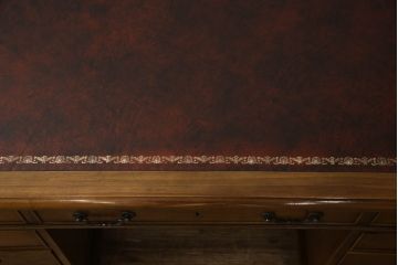 中古 バロッサバレンティ(VARO,S.A. VALENTI)　アンティーク風な取っ手と凝った造りの脚がアクセントのデスク(在宅用、ワークデスク、在宅ワーク用、両袖机、オフィスデスク)(定価約90万円)(R-061569)