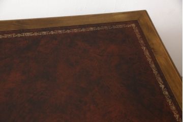 中古 バロッサバレンティ(VARO,S.A. VALENTI)　アンティーク風な取っ手と凝った造りの脚がアクセントのデスク(在宅用、ワークデスク、在宅ワーク用、両袖机、オフィスデスク)(定価約90万円)(R-061569)
