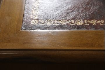 中古 バロッサバレンティ(VARO,S.A. VALENTI)　アンティーク風な取っ手と凝った造りの脚がアクセントのデスク(在宅用、ワークデスク、在宅ワーク用、両袖机、オフィスデスク)(定価約90万円)(R-061569)