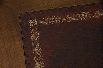 中古 バロッサバレンティ(VARO,S.A. VALENTI)　アンティーク風な取っ手と凝った造りの脚がアクセントのデスク(在宅用、ワークデスク、在宅ワーク用、両袖机、オフィスデスク)(定価約90万円)(R-061569)