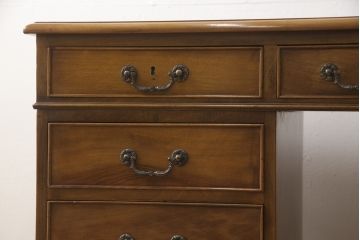 中古 バロッサバレンティ(VARO,S.A. VALENTI)　アンティーク風な取っ手と凝った造りの脚がアクセントのデスク(在宅用、ワークデスク、在宅ワーク用、両袖机、オフィスデスク)(定価約90万円)(R-061569)