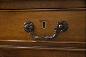中古 バロッサバレンティ(VARO,S.A. VALENTI)　アンティーク風な取っ手と凝った造りの脚がアクセントのデスク(在宅用、ワークデスク、在宅ワーク用、両袖机、オフィスデスク)(定価約90万円)(R-061569)