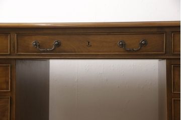 中古 バロッサバレンティ(VARO,S.A. VALENTI)　アンティーク風な取っ手と凝った造りの脚がアクセントのデスク(在宅用、ワークデスク、在宅ワーク用、両袖机、オフィスデスク)(定価約90万円)(R-061569)