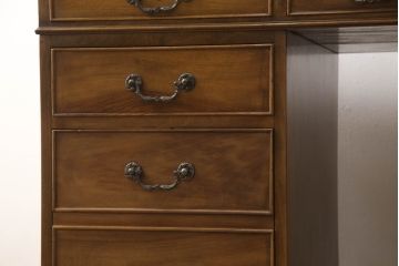 中古 バロッサバレンティ(VARO,S.A. VALENTI)　アンティーク風な取っ手と凝った造りの脚がアクセントのデスク(在宅用、ワークデスク、在宅ワーク用、両袖机、オフィスデスク)(定価約90万円)(R-061569)