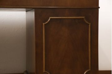 中古 バロッサバレンティ(VARO,S.A. VALENTI)　アンティーク風な取っ手と凝った造りの脚がアクセントのデスク(在宅用、ワークデスク、在宅ワーク用、両袖机、オフィスデスク)(定価約90万円)(R-061569)