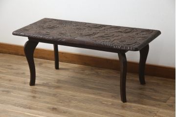中古　日光彫り　隅々まで描かれた大輪の菊が目を惹くセンターテーブル(ローテーブル、座卓、リビングテーブル)(R-061572)