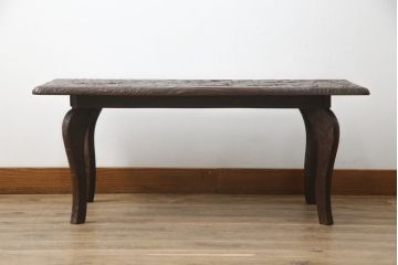 中古　日光彫り　隅々まで描かれた大輪の菊が目を惹くセンターテーブル(ローテーブル、座卓、リビングテーブル)(R-061572)