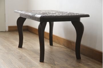 中古　日光彫り　隅々まで描かれた大輪の菊が目を惹くセンターテーブル(ローテーブル、座卓、リビングテーブル)(R-061572)