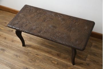 中古　日光彫り　隅々まで描かれた大輪の菊が目を惹くセンターテーブル(ローテーブル、座卓、リビングテーブル)(R-061572)
