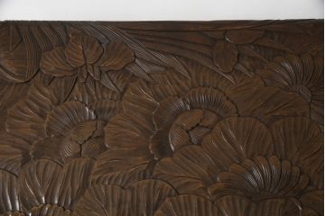 中古　日光彫り　隅々まで描かれた大輪の菊が目を惹くセンターテーブル(ローテーブル、座卓、リビングテーブル)(R-061572)