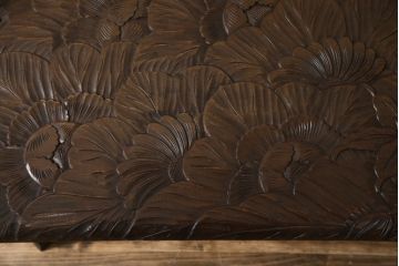 中古　日光彫り　隅々まで描かれた大輪の菊が目を惹くセンターテーブル(ローテーブル、座卓、リビングテーブル)(R-061572)