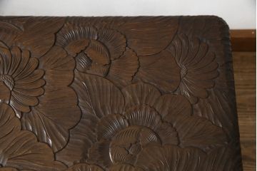 中古　日光彫り　隅々まで描かれた大輪の菊が目を惹くセンターテーブル(ローテーブル、座卓、リビングテーブル)(R-061572)