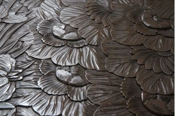 中古　日光彫り　隅々まで描かれた大輪の菊が目を惹くセンターテーブル(ローテーブル、座卓、リビングテーブル)(R-061572)
