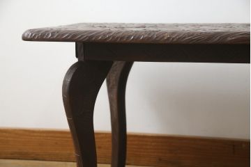 中古　日光彫り　隅々まで描かれた大輪の菊が目を惹くセンターテーブル(ローテーブル、座卓、リビングテーブル)(R-061572)