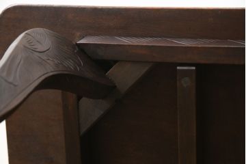 中古　日光彫り　隅々まで描かれた大輪の菊が目を惹くセンターテーブル(ローテーブル、座卓、リビングテーブル)(R-061572)