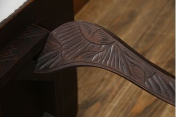 中古　日光彫り　隅々まで描かれた大輪の菊が目を惹くセンターテーブル(ローテーブル、座卓、リビングテーブル)(R-061572)