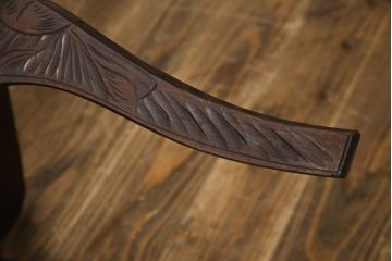 中古　日光彫り　隅々まで描かれた大輪の菊が目を惹くセンターテーブル(ローテーブル、座卓、リビングテーブル)(R-061572)