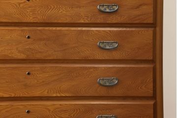 中古　民芸家具　屋久杉　和の雰囲気を高める彫刻がアクセントの重ね箪笥(引き出し、和たんす、整理箪笥、収納タンス、衣装箪笥、チェスト)(R-061576)