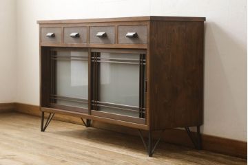 ラフジュ工房オリジナル　古建具リメイク　引き出し4杯付き　すりガラスがレトロな雰囲気を醸し出す脚付きサイドボード(収納棚、戸棚、テレビボード、テレビ台、リビングボード)(R-061578)