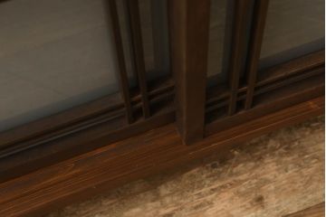 ラフジュ工房オリジナル　古建具リメイク　引き出し4杯付き　すりガラスがレトロな雰囲気を醸し出す脚付きサイドボード(収納棚、戸棚、テレビボード、テレビ台、リビングボード)(R-061578)