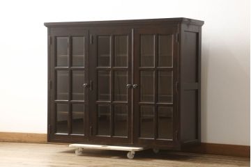 中古　北海道民芸家具　脚(台輪)付きリメイク　和洋どちらにも合うシックなキャビネット(食器棚、カップボード、本箱、ブックケース、サイドボード、サイドキャビネット、収納棚、戸棚、飾り棚、店舗什器)(R-061581)