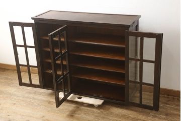 中古　北海道民芸家具　脚(台輪)付きリメイク　和洋どちらにも合うシックなキャビネット(食器棚、カップボード、本箱、ブックケース、サイドボード、サイドキャビネット、収納棚、戸棚、飾り棚、店舗什器)(R-061581)