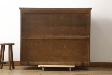 中古　北海道民芸家具　脚(台輪)付きリメイク　和洋どちらにも合うシックなキャビネット(食器棚、カップボード、本箱、ブックケース、サイドボード、サイドキャビネット、収納棚、戸棚、飾り棚、店舗什器)(R-061581)