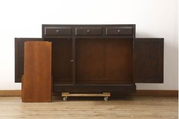 中古　北海道民芸家具　天板リメイク　上品な佇まいが落ち着きのある空間を演出するサイドボード(収納棚、戸棚、食器棚、カップボード、サイドキャビネット)(R-061582)