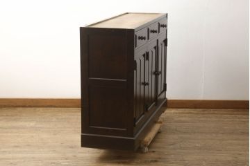 中古　北海道民芸家具　天板リメイク　上品な佇まいが落ち着きのある空間を演出するサイドボード(収納棚、戸棚、食器棚、カップボード、サイドキャビネット)(R-061582)