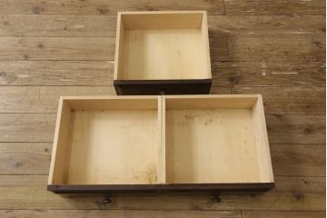 中古　北海道民芸家具　天板リメイク　上品な佇まいが落ち着きのある空間を演出するサイドボード(収納棚、戸棚、食器棚、カップボード、サイドキャビネット)(R-061582)