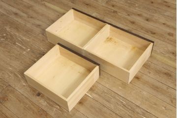 中古　北海道民芸家具　天板リメイク　上品な佇まいが落ち着きのある空間を演出するサイドボード(収納棚、戸棚、食器棚、カップボード、サイドキャビネット)(R-061582)