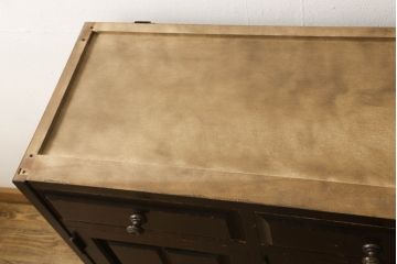 中古　北海道民芸家具　天板リメイク　上品な佇まいが落ち着きのある空間を演出するサイドボード(収納棚、戸棚、食器棚、カップボード、サイドキャビネット)(R-061582)