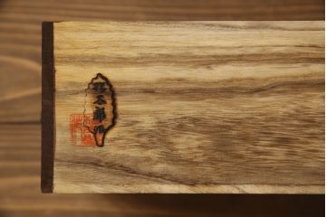 中古　美品　高級品　タモ材　指物工芸家具　漆塗り　捻梅の透かし彫りがかわいらしい文机(ローテーブル、両袖机、座机、デスク、在宅ワーク、在宅用)(R-061583)