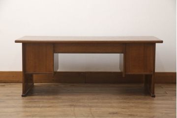 中古　美品　高級品　タモ材　指物工芸家具　漆塗り　捻梅の透かし彫りがかわいらしい文机(ローテーブル、両袖机、座机、デスク、在宅ワーク、在宅用)(R-061583)