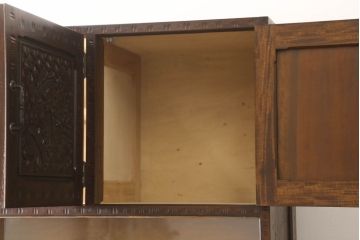 中古　超美品　軽井沢彫り　ガラス棚の粋なデザインに職人技が光る飾り棚付き食器棚(キャビネット、収納、戸棚、ディスプレイ棚、陳列棚)(R-061594)