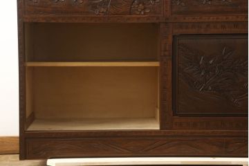 中古　超美品　軽井沢彫り　ガラス棚の粋なデザインに職人技が光る飾り棚付き食器棚(キャビネット、収納、戸棚、ディスプレイ棚、陳列棚)(R-061594)