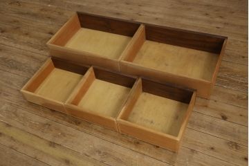 中古　超美品　軽井沢彫り　ガラス棚の粋なデザインに職人技が光る飾り棚付き食器棚(キャビネット、収納、戸棚、ディスプレイ棚、陳列棚)(R-061594)
