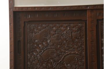 中古　超美品　軽井沢彫り　ガラス棚の粋なデザインに職人技が光る飾り棚付き食器棚(キャビネット、収納、戸棚、ディスプレイ棚、陳列棚)(R-061594)