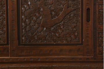 中古　超美品　軽井沢彫り　ガラス棚の粋なデザインに職人技が光る飾り棚付き食器棚(キャビネット、収納、戸棚、ディスプレイ棚、陳列棚)(R-061594)