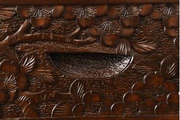 中古　超美品　軽井沢彫り　ガラス棚の粋なデザインに職人技が光る飾り棚付き食器棚(キャビネット、収納、戸棚、ディスプレイ棚、陳列棚)(R-061594)