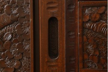 中古　超美品　軽井沢彫り　ガラス棚の粋なデザインに職人技が光る飾り棚付き食器棚(キャビネット、収納、戸棚、ディスプレイ棚、陳列棚)(R-061594)